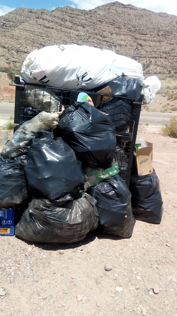 Personal de la municipalidad de Luján estuvo toda la mañana de este lunes levantando la basura