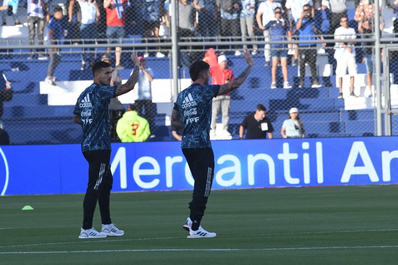 Leandro Paredes y Rodrigo De Paul, reconocen el apoyo de la gente, en el momento del reconocimiento de campo de juego. /Marcelo Rolland- Los Andes