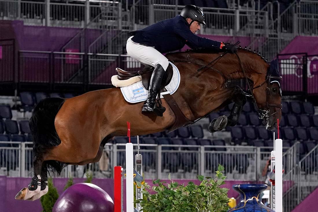 El argentino Martín Dopazo, montado en el Quintino 9, Compite durante la clasificación individual de salto ecuestre