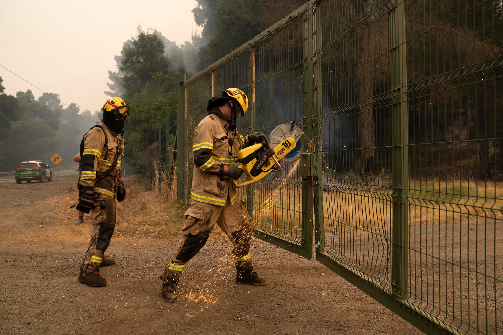 AME2487. CABRERO (CHILE), 07/02/2023.- Efectivos de la Unidad Militar de Emergencias (UME) del Ejército español combaten hoy incendios en la comuna de Cabrero, región del Bío Bío (Chile).  Los brigadistas internacionales llegados desde España y México para apoyar a Chile comenzaron hoy a desplegarse y actuar en la región central de Biobío, situada a unos 500 kilómetros al sur de la capital y epicentro de la oleada de incendios forestales que padece el país, la más devastadora en décadas. EFE/ Adriana Thomasa
