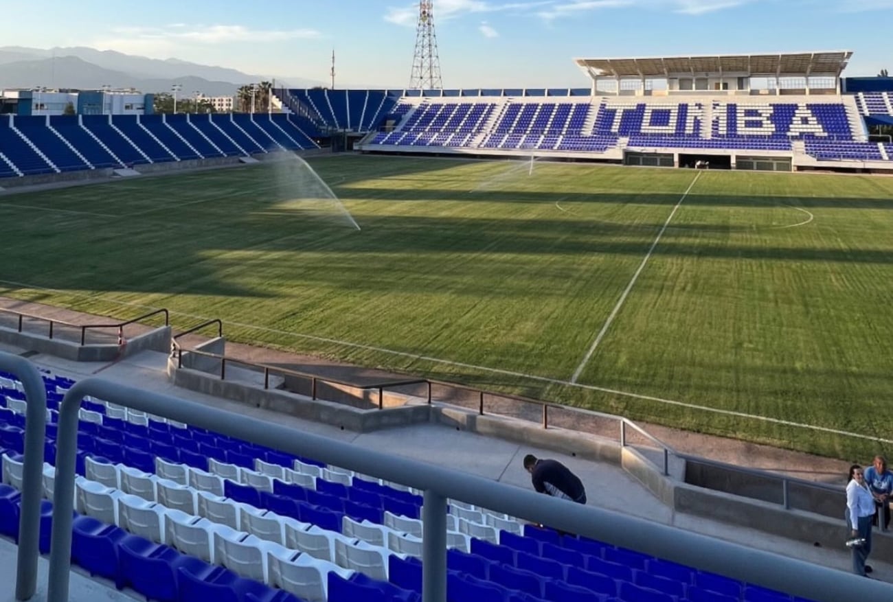 El Gambarte espera, y el Tanque Giménez sueña con cinco minutos dentro del campo. / Foto: Vicente Poggi.