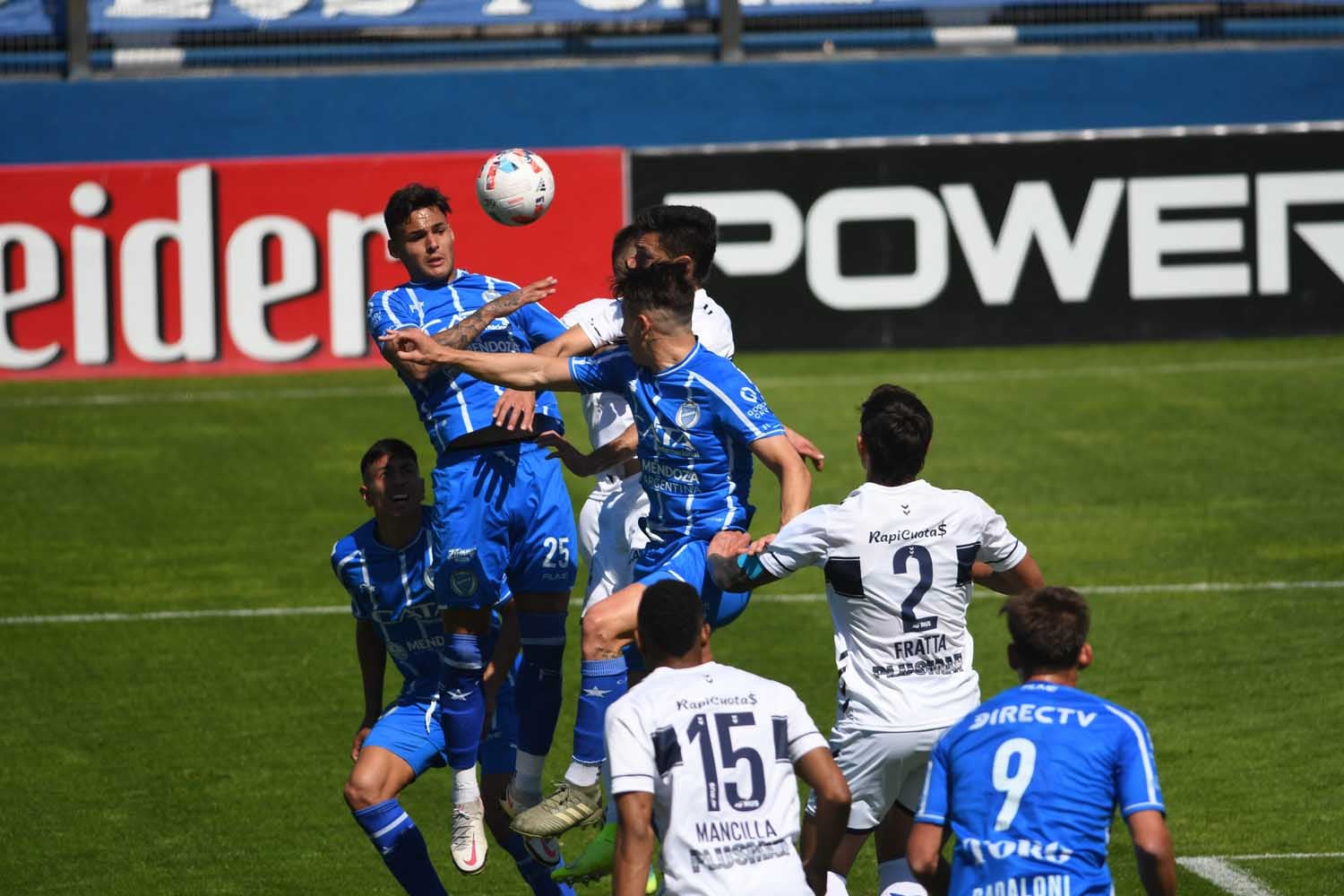 Ambos equipos, disputan el balón en un encuentro entretenido y muy movido.