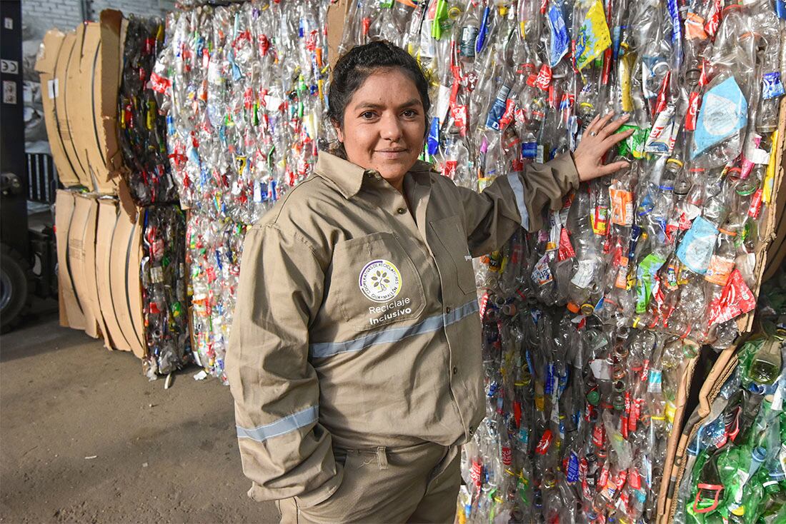 Mari Olmos es recuperadora urbana, por años trabajó en un basural y ahora es la presidente de una cooperativa en donde trabajan mas de 15 recuperadores urbanos. Busca llevar conciencia a la sociedad acerca del reciclaje y rescatar a los demas compañeros de basurales para que tengan mejores condiciones laborales. 

Foto: Mariana Villa / Los Andes 