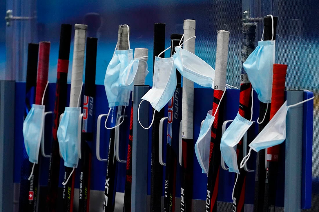 Mascarillas colgadas en los palos de hockey durante un entrenamiento en los Juegos de Invierno de Beijing.
Foto: AP