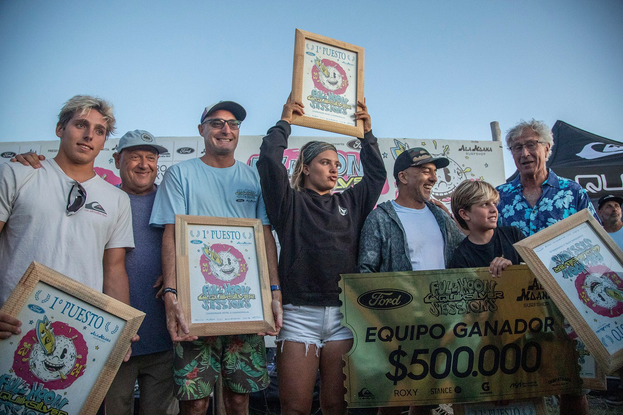 El equipo ganador, con atletas de 11 a 69 años, y el premio. / Gentileza: Alfredo Lapadula y Pablo Franco