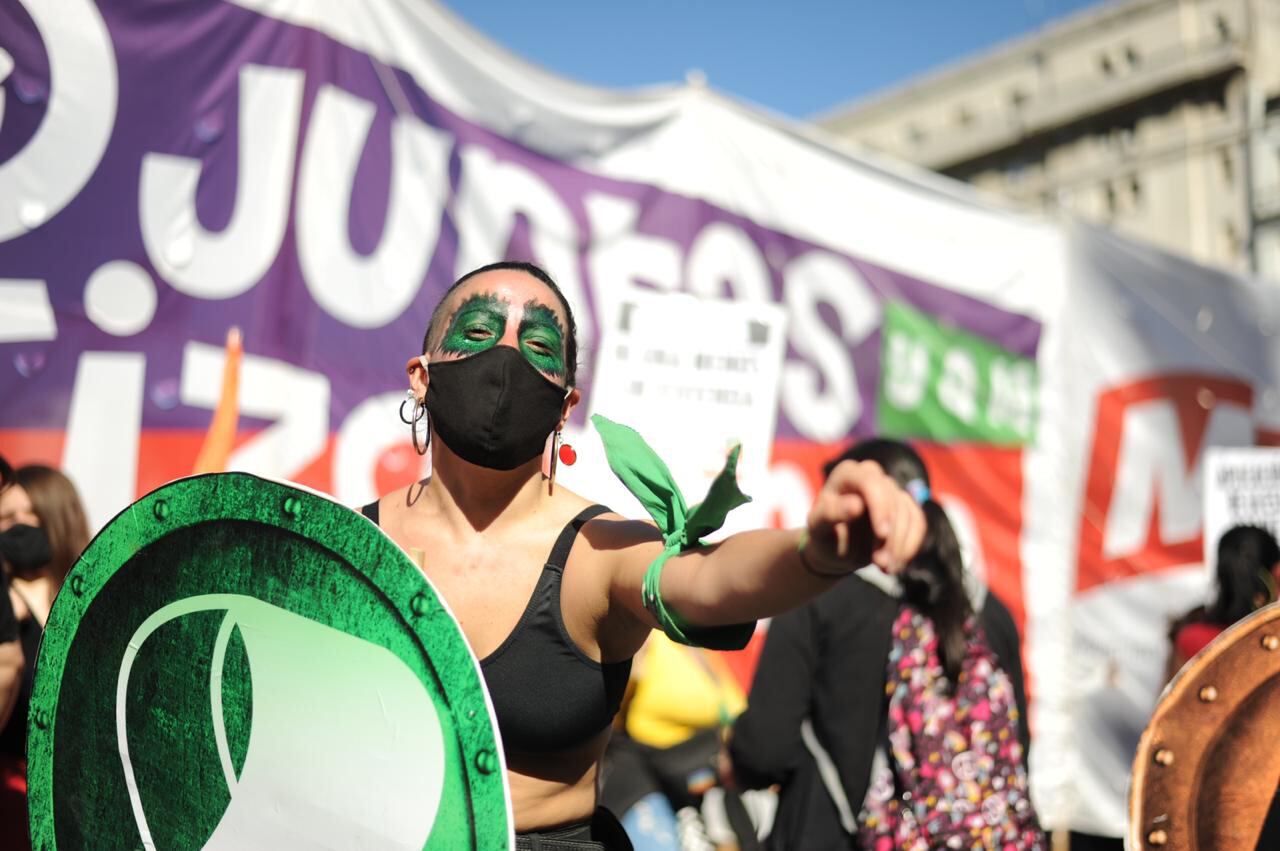 Con caras pintadas y pañuelos verdes las mujeres coparon el centro de la ciudad.