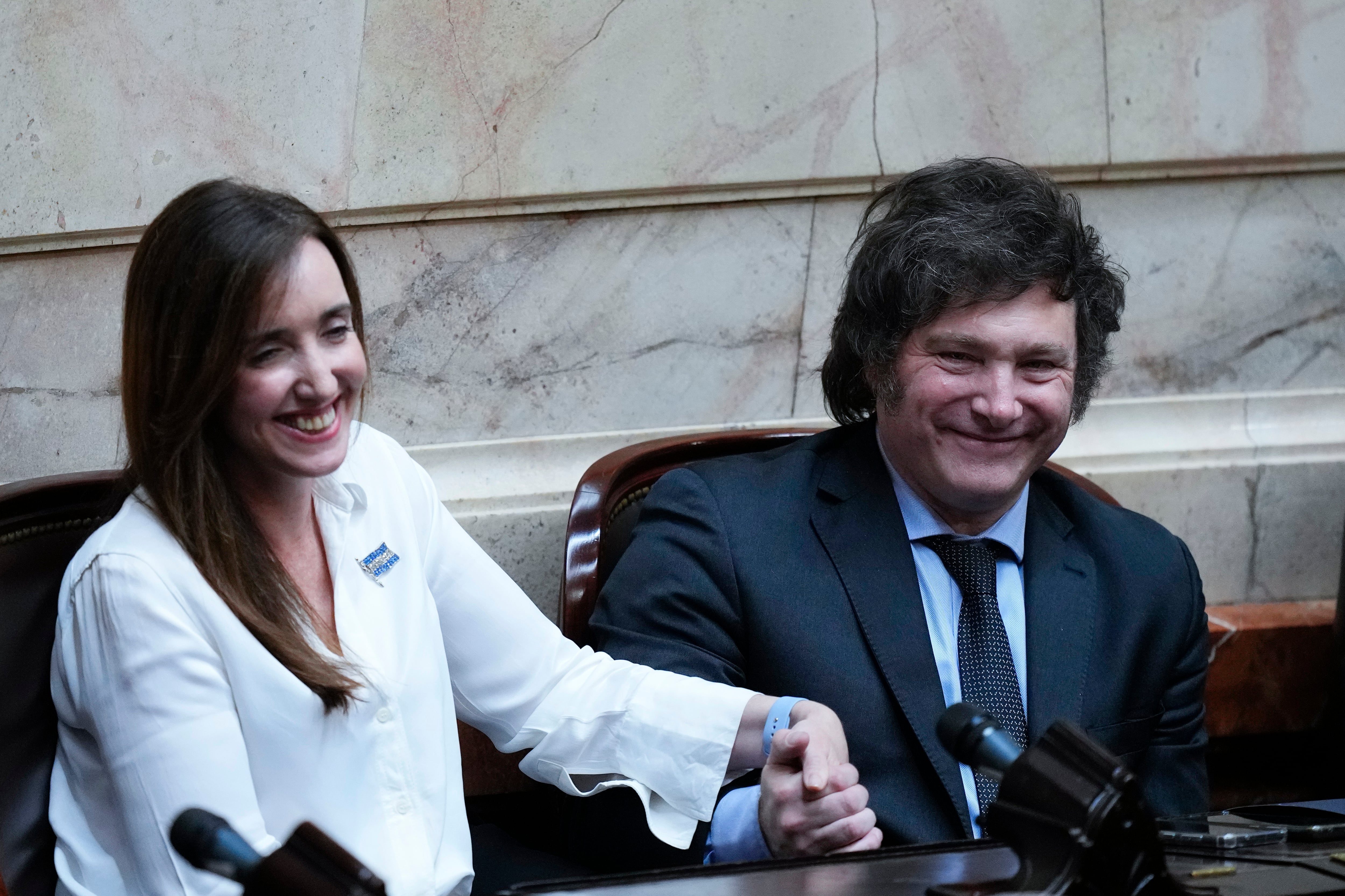 El presidente electo Javier Milei y la vicepresidenta electa Victoria Villarruel asisten a una sesión conjunta del Congreso que los declaró oficialmente ganadores de la segunda vuelta presidencial, en Buenos Aires, Argentina, el miércoles 29 de noviembre de 2023. (AP Foto/Natacha Pisarenko)