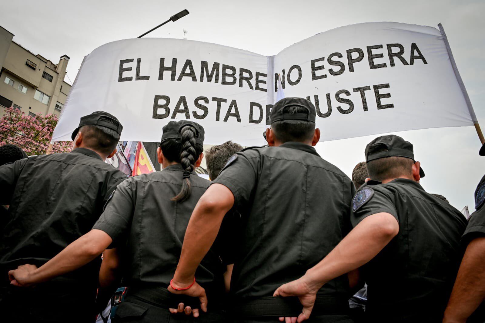 Miles de manifestantes marcharon por alimentos y el Gobierno ratificó que la ayuda "irá directo a comedores". - foto: Noticias Argentinas