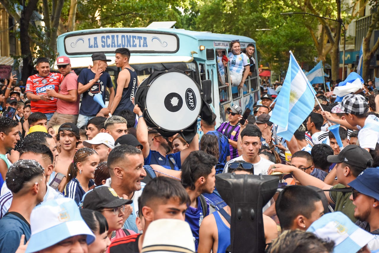 Argentina ya esta en cuarto de final y Mendoza lo festejo así. 
Foto: Mariana Villa / Los Andes