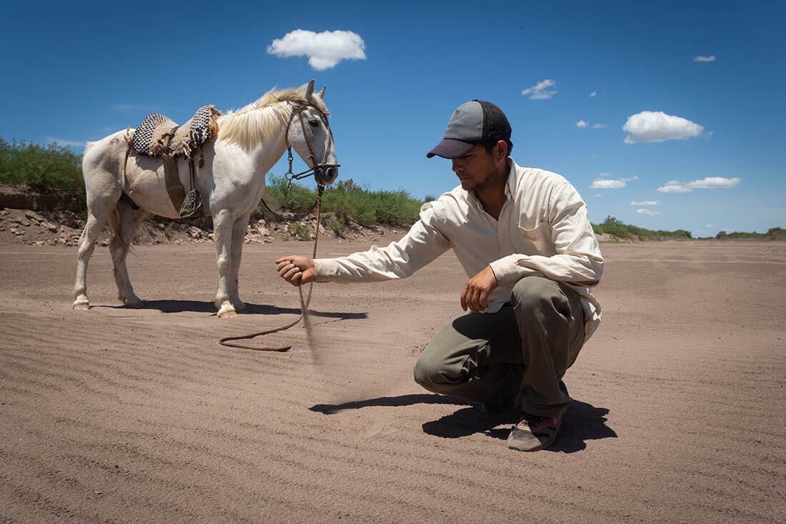 La Crisis Hídrica.  En los puestos del Secano de Lavalle no les llega agua de deshielo por el río Mendoza; esto afecta el desarrollo de la ganadería. Foto: Ignacio Blanco / Los Andes
