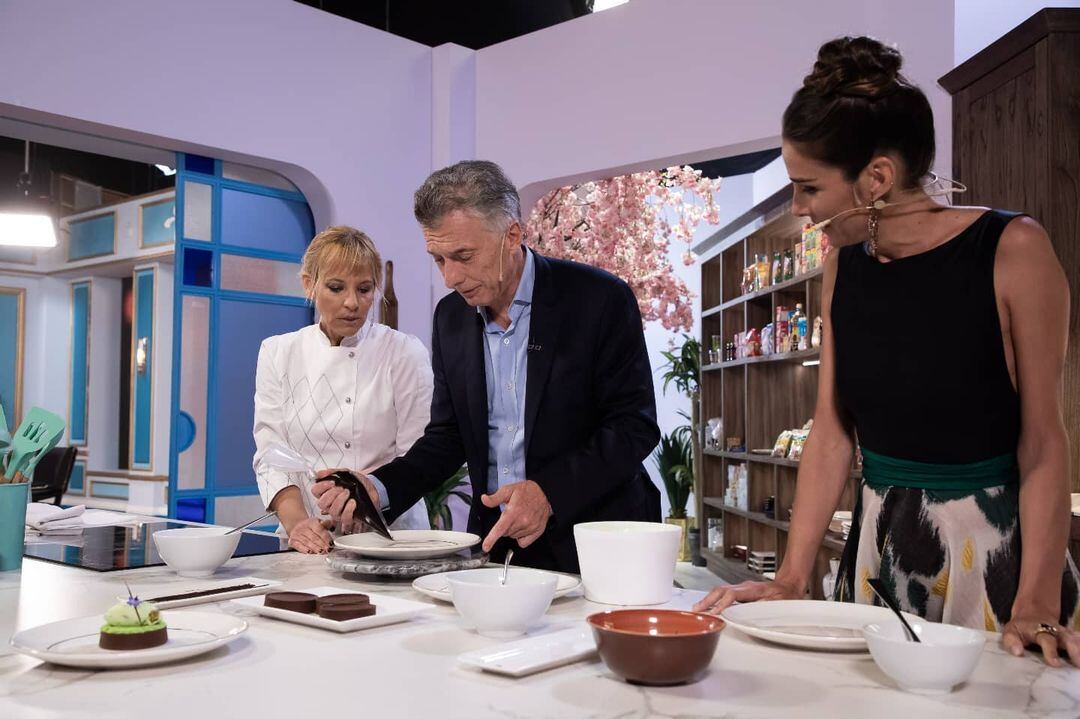 Mauricio Macri visitó a Juanita Viale y ¡se llevó una porción de postre a su casa!