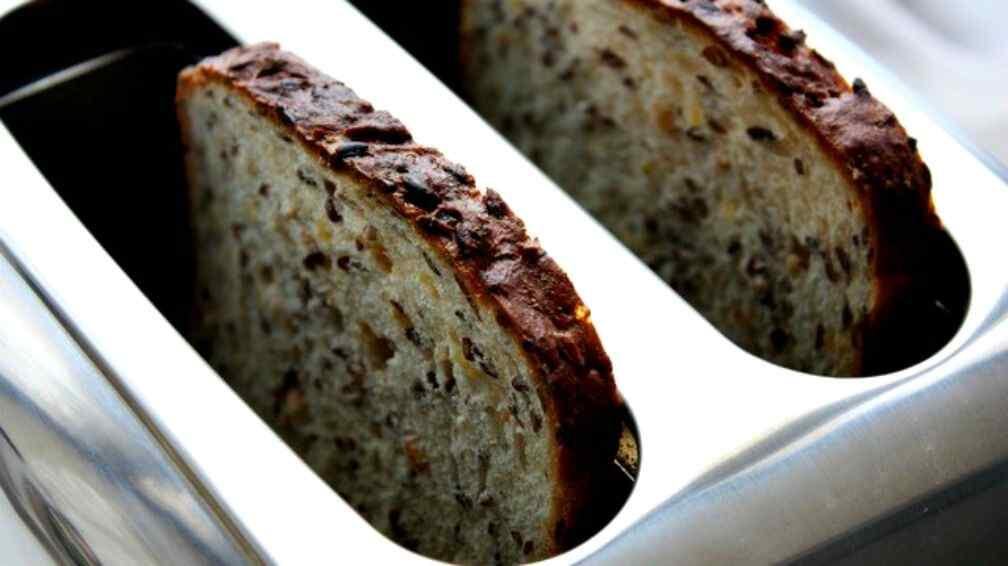 HÁBITO. Hasta en el simple y cotidiano hecho de hacer una tostada tenemos opciones para ahorrar energía. (Foto Epec)