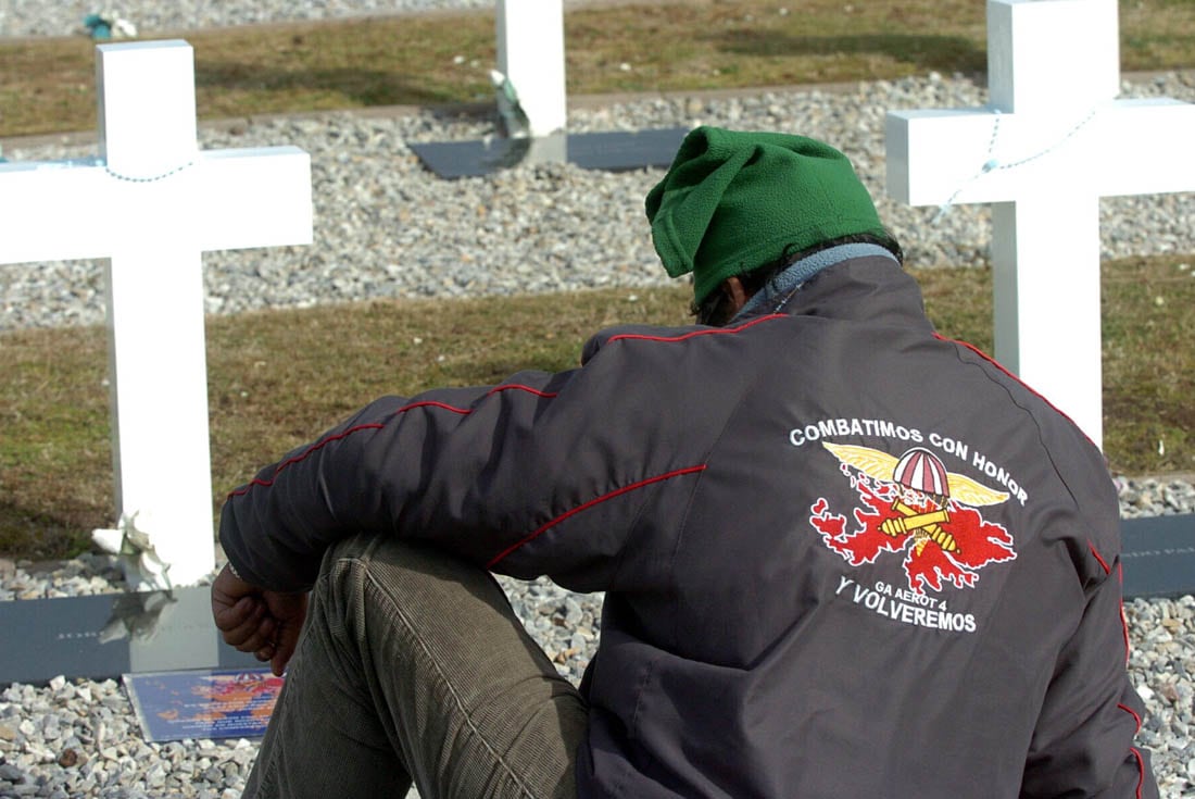 2 de abril de 2007. El excombatiente Ramón Robles en el cementerio de Darwin. (Marcela Marbián)