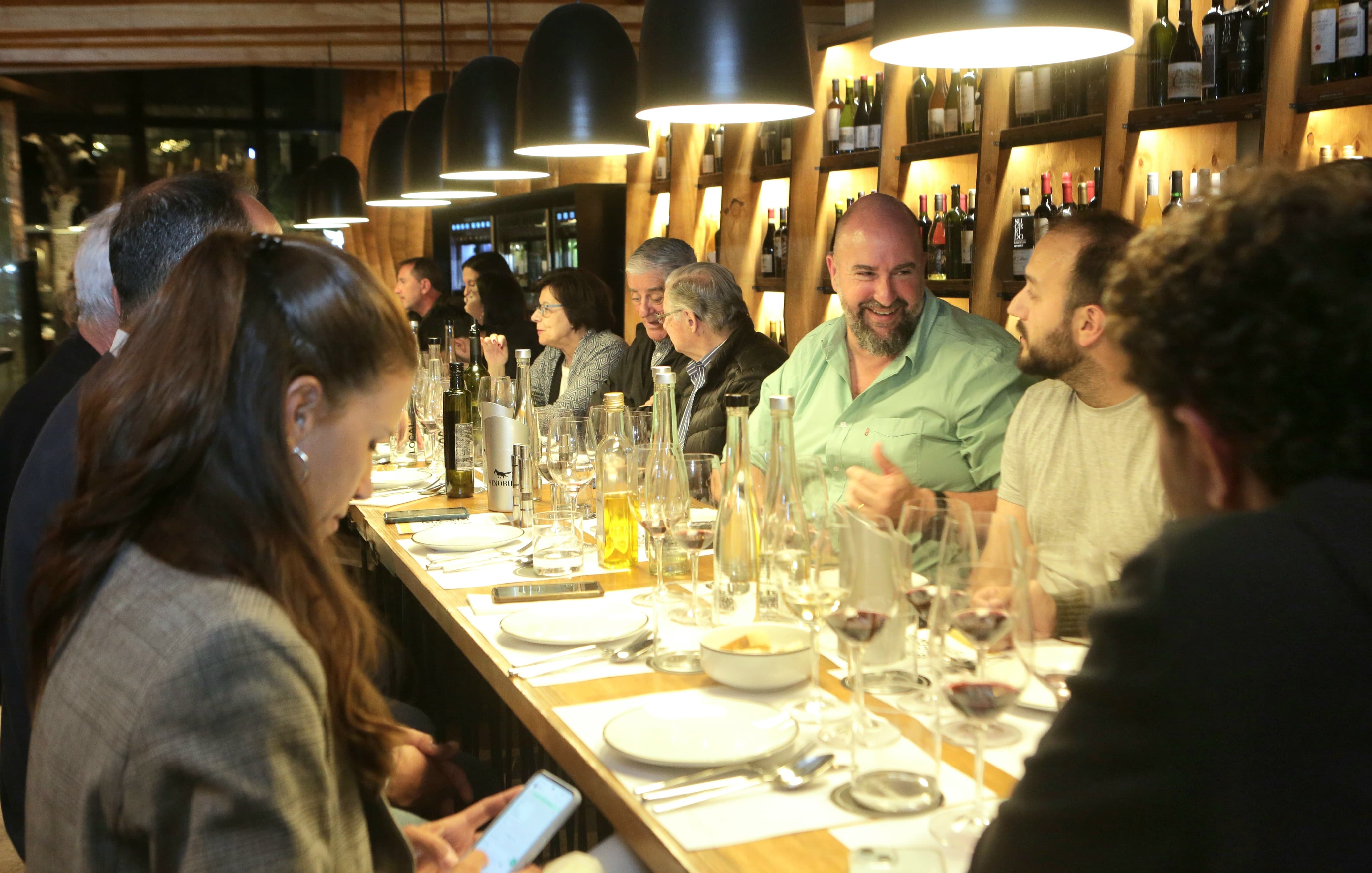 Parte del jurado del Concurso de Vinos Guarda 14 "practicó" el sistema de puntuacién en VinoBien, en Vista Pueblo, Luján de Cuyo