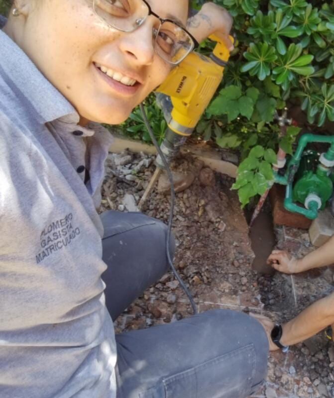 Cañerías, “cambio de gomita” y esquivar prejuicios: Luisa, la mendocina que confirma que la plomería no es cosa de hombres. Foto: Gentileza Luisa Navarro