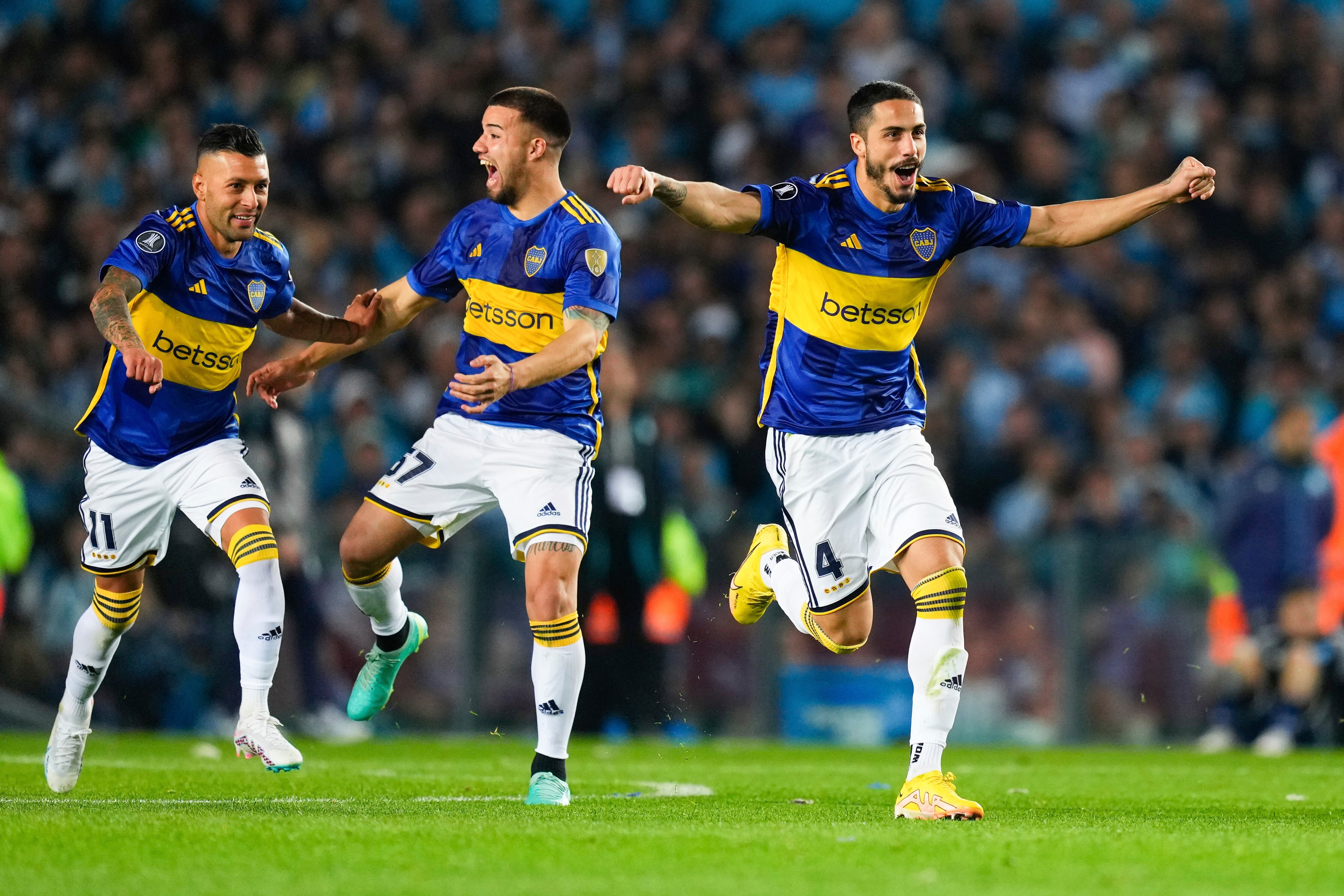 Los jugadores de Boca Juniors de Argentina festejan el triunfo por penales sobre Racing, en los cuartos de final de la Copa Libertadores, el miércoles 30 de agosto de 2023 (AP Foto/Natacha Pisarenko)