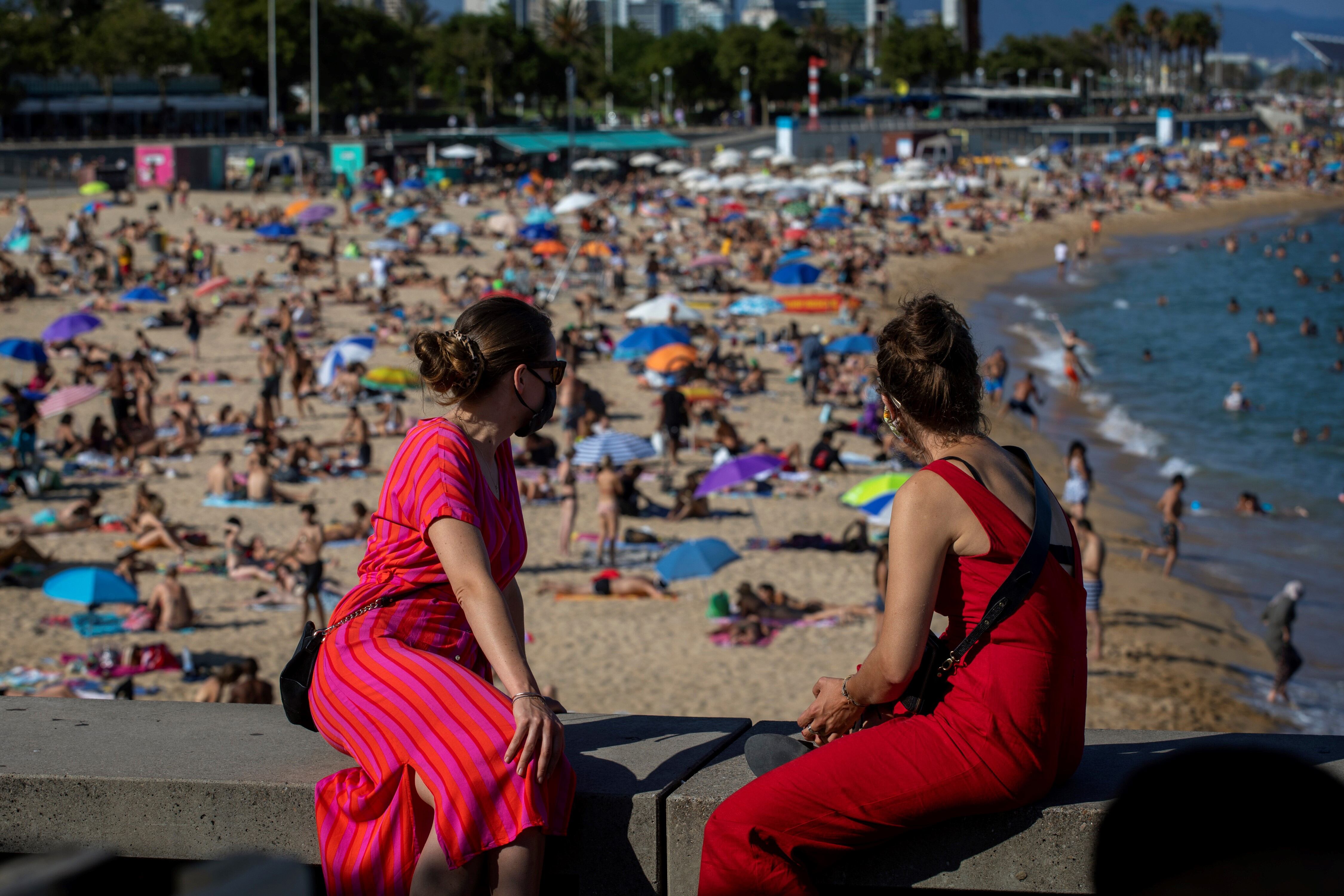 Dos mujeres miran la playa en Barcelona
La policía cerró el acceso a una gran área de las playas de la ciudad debido al exceso de personas.