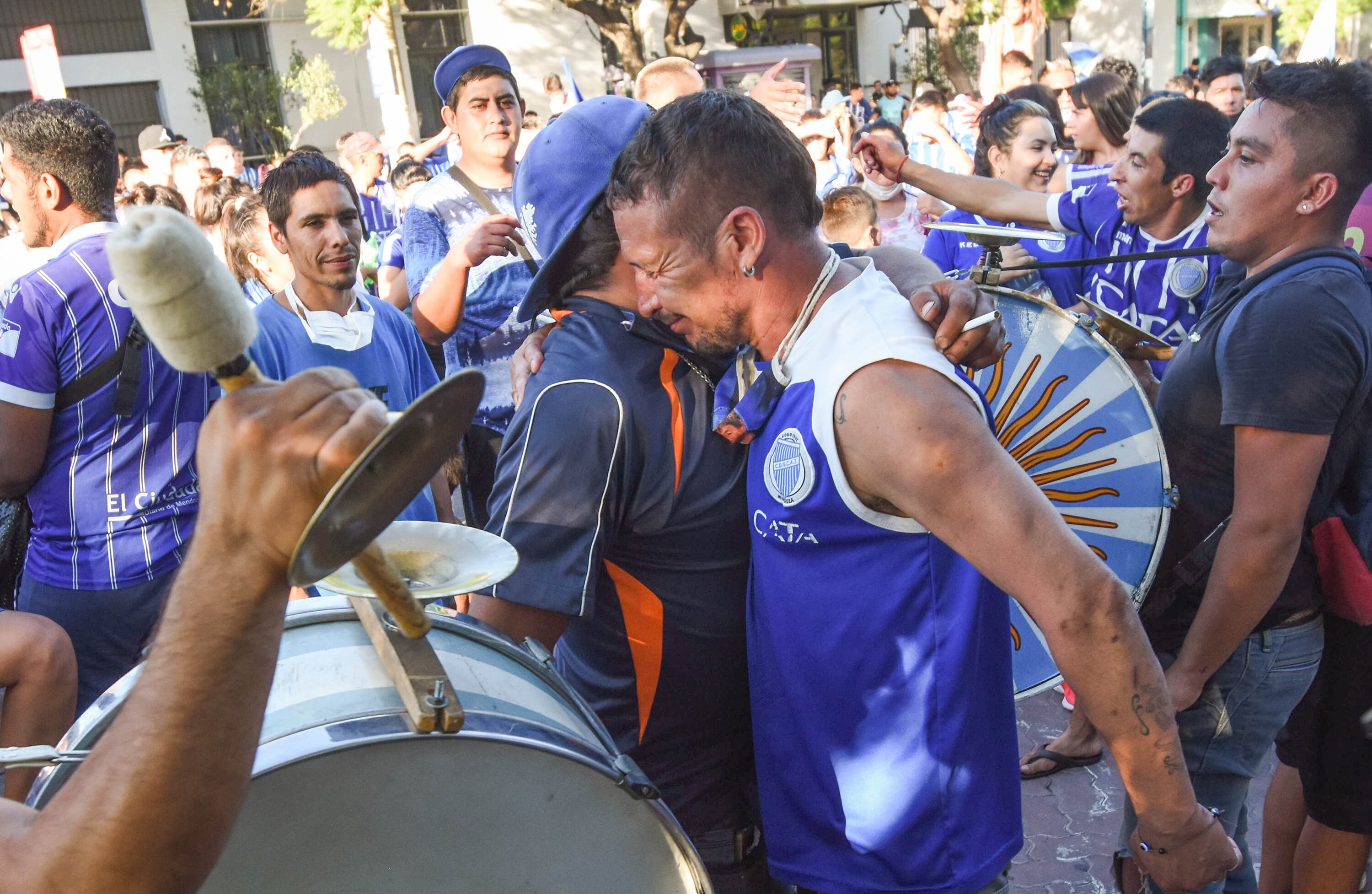 Hinchas del Tomba lloran la muerte de Santiago García.