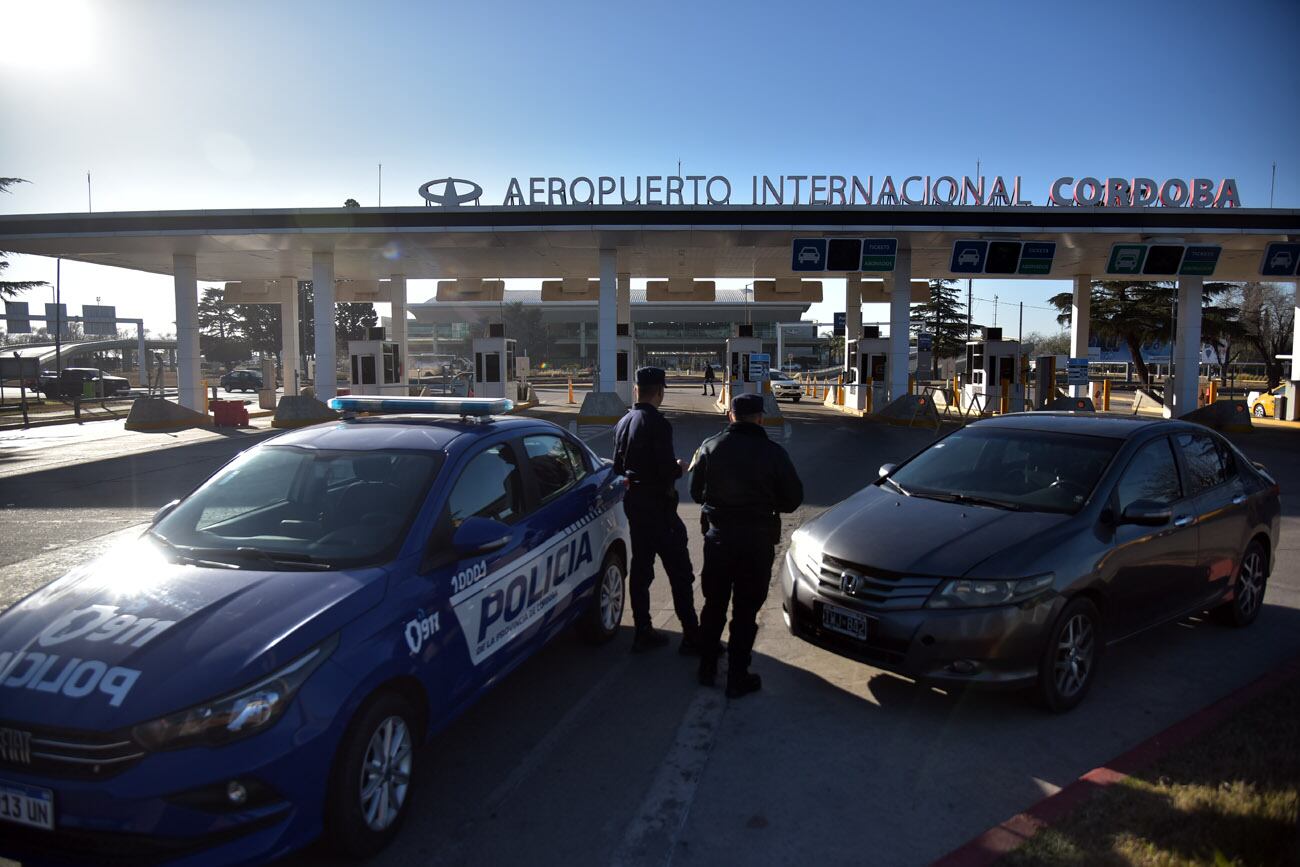 Operativo de seguridad en el Aeropuerto Internacional Córdoba, ante una amenaza de bomba. (Nicolás Bravo / La Voz)