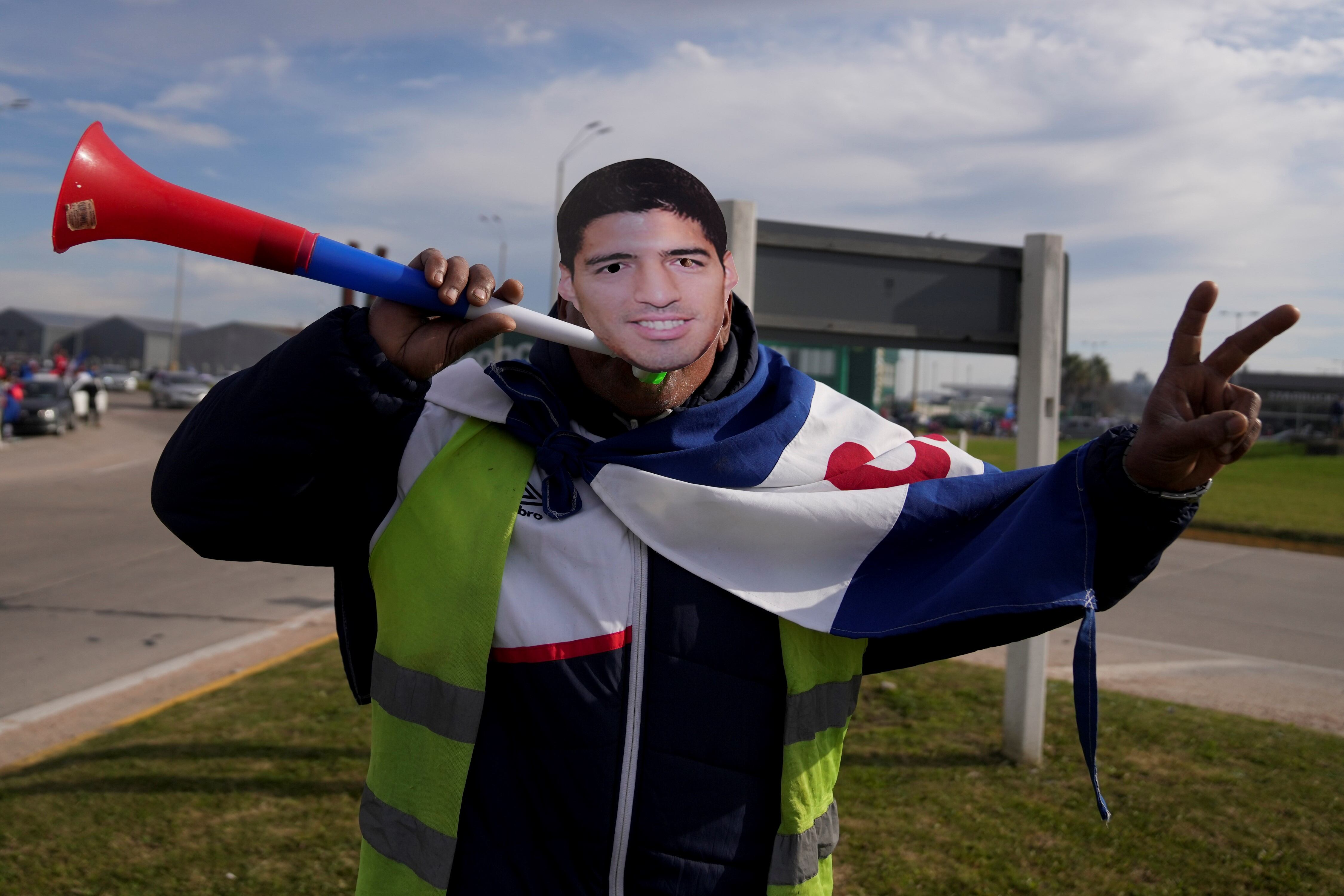 Un hincha de Nacional le hace el aguante a Lusi Suárez, en su arribo a Montevideo.