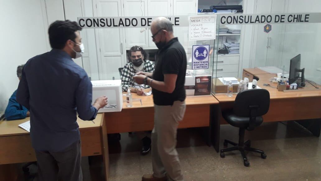 Con RUT y birome azul en mano, chilenos votan en el consulado de Chile en Mendoza - José Gutiérrez / Los Andes 