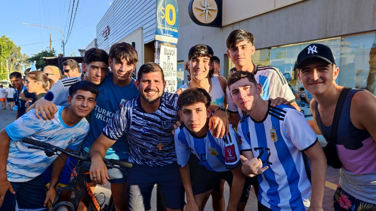 El “cura futbolero” que festejó eufórico el Mundial recibió una réplica de la Copa del Mundo del Chiqui Tapia. Foto: Gentileza Lucas Vilte