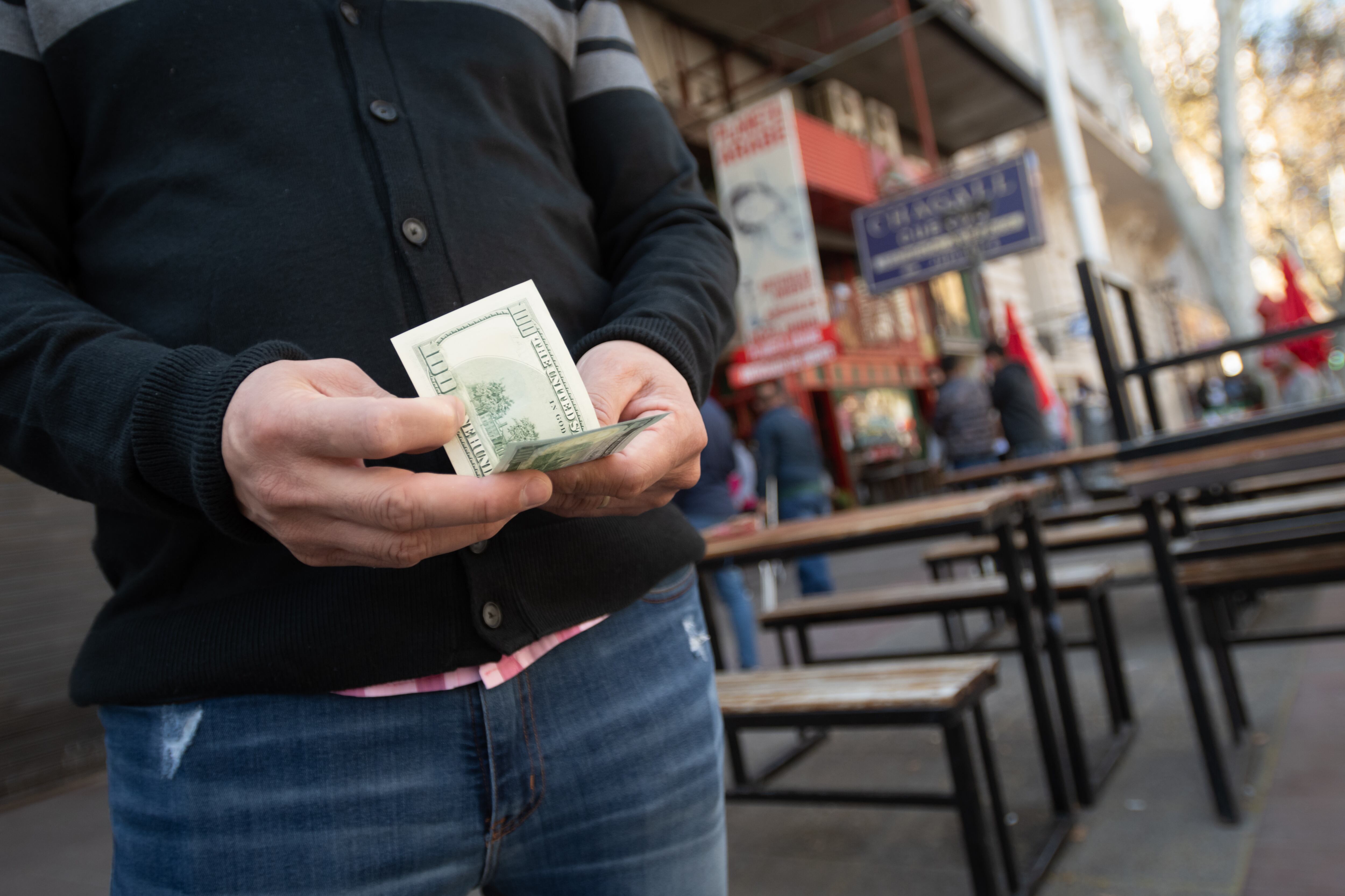 Dolar Blue, arbolitos venden dolares en la calle San Martin frente a la Galeria Tonsa en Mendoza. Foto: Ignacio Blanco / Los Andes




