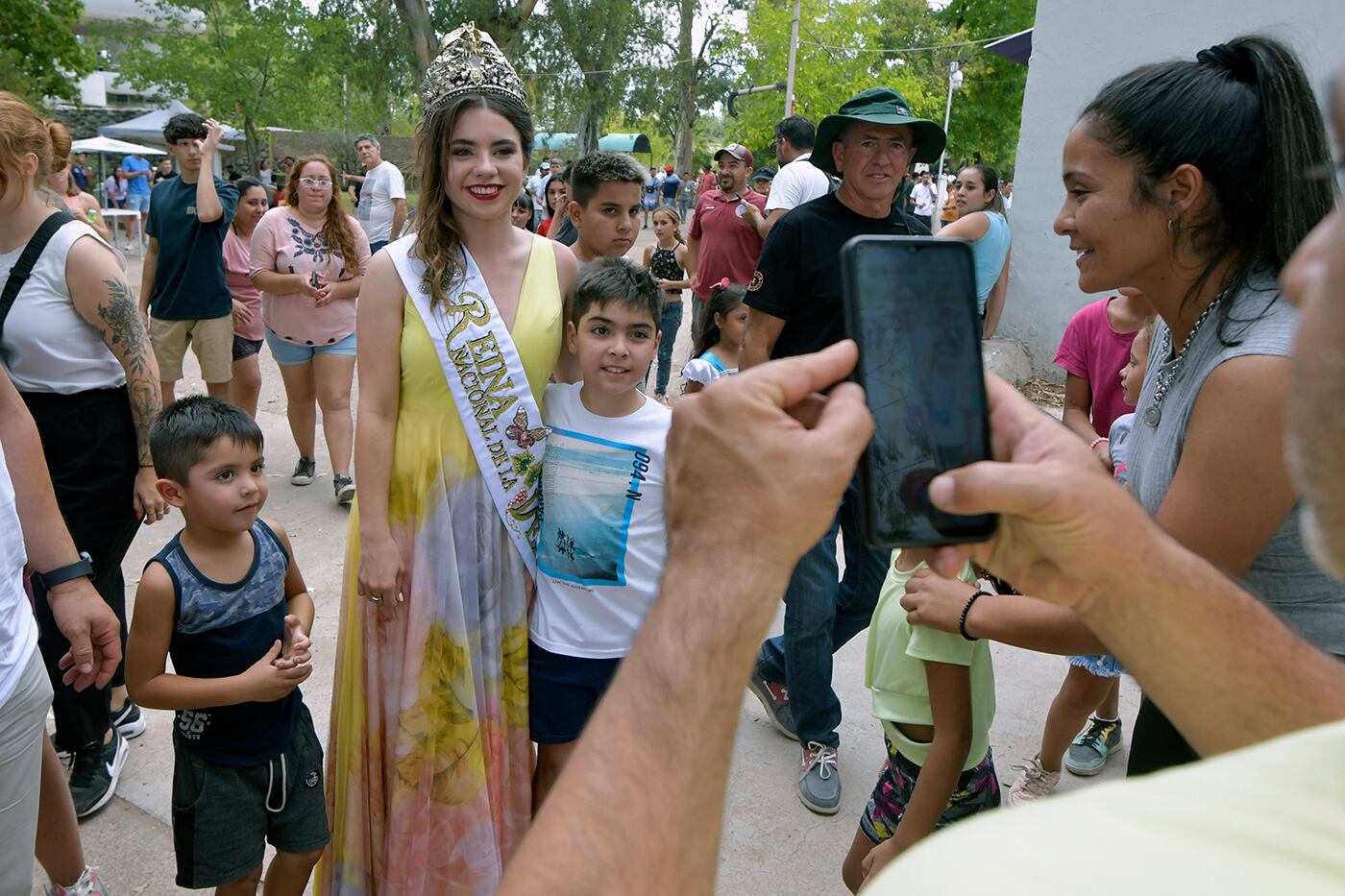 Por donde caminaban, cientos de niños pedían saludar a las reinas  Ana Laura Verde y Gemina Navarro. Foto : Orlando Pelichotti