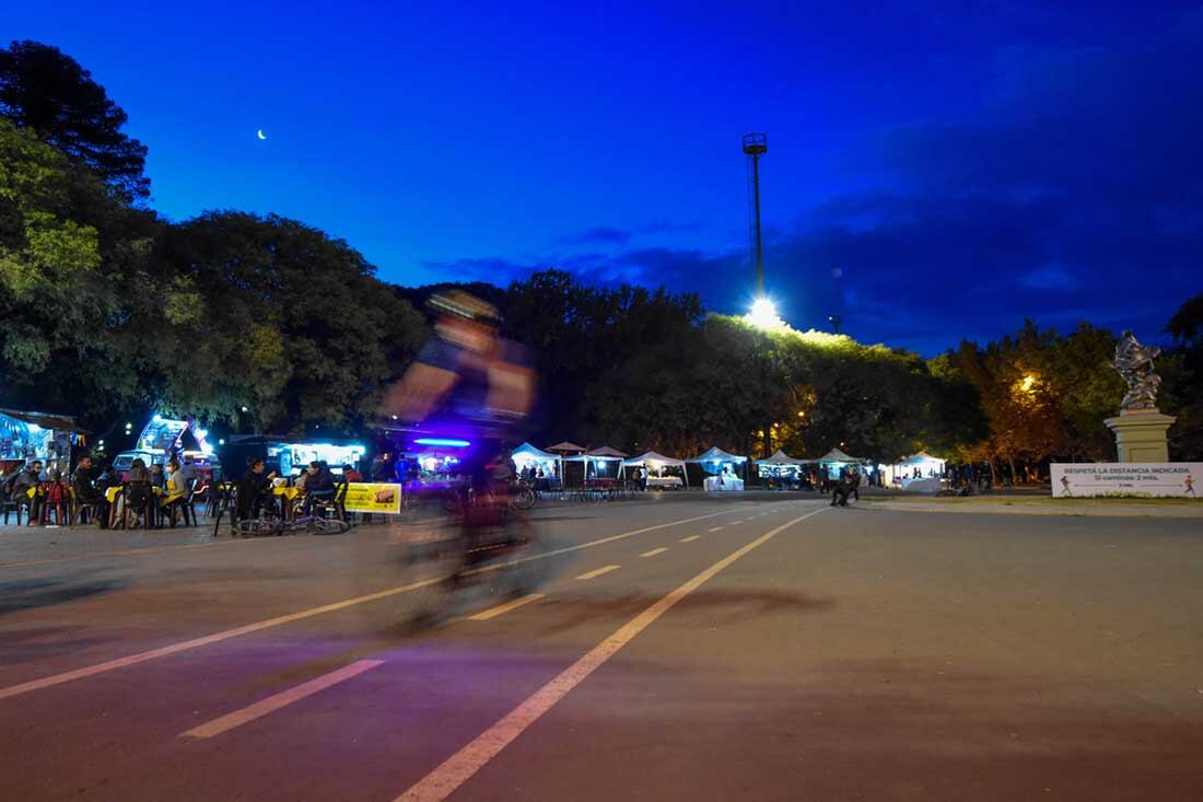 Poca circulación de personas en el parque General San Martín en la tarde noche del sábado.