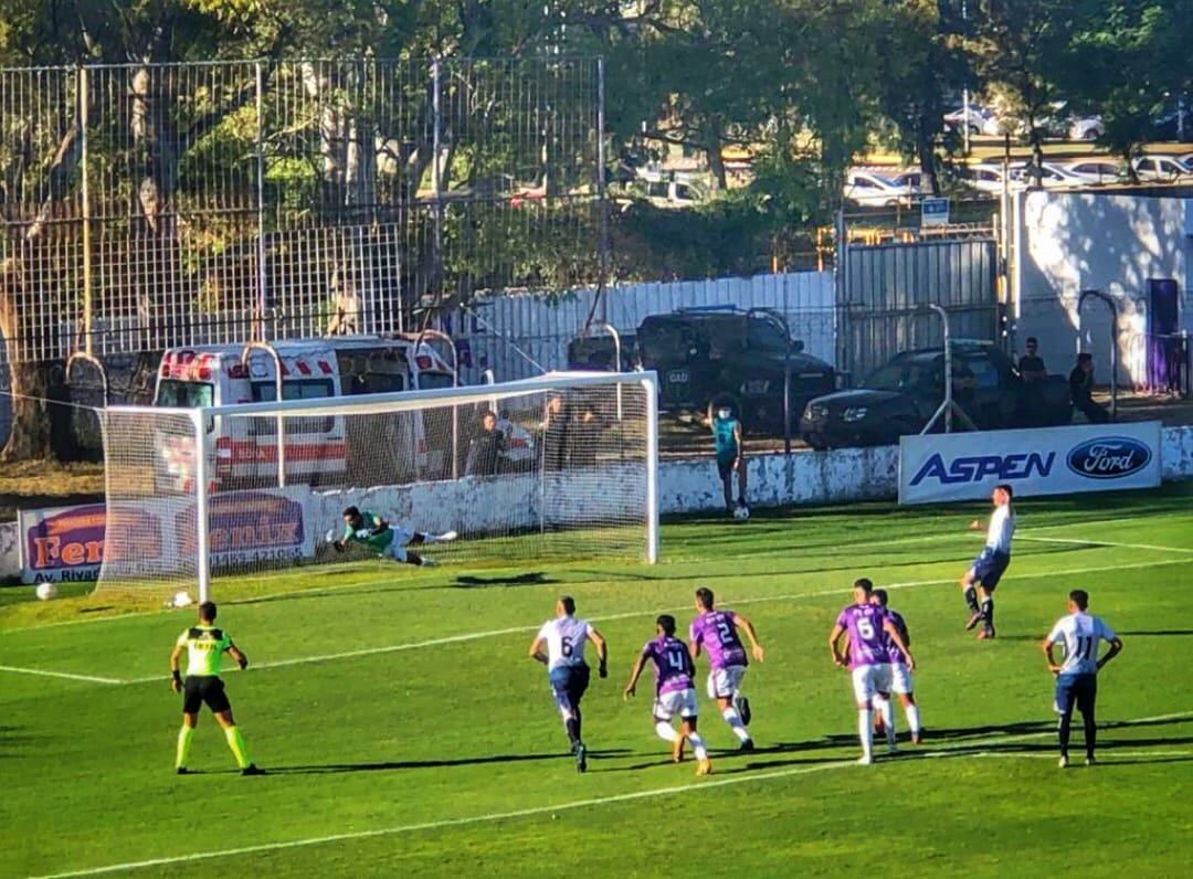 Mauricio Sperdutti disparó muy desviado y no pudo poner en ventaja a la Lepra. / Gentileza.