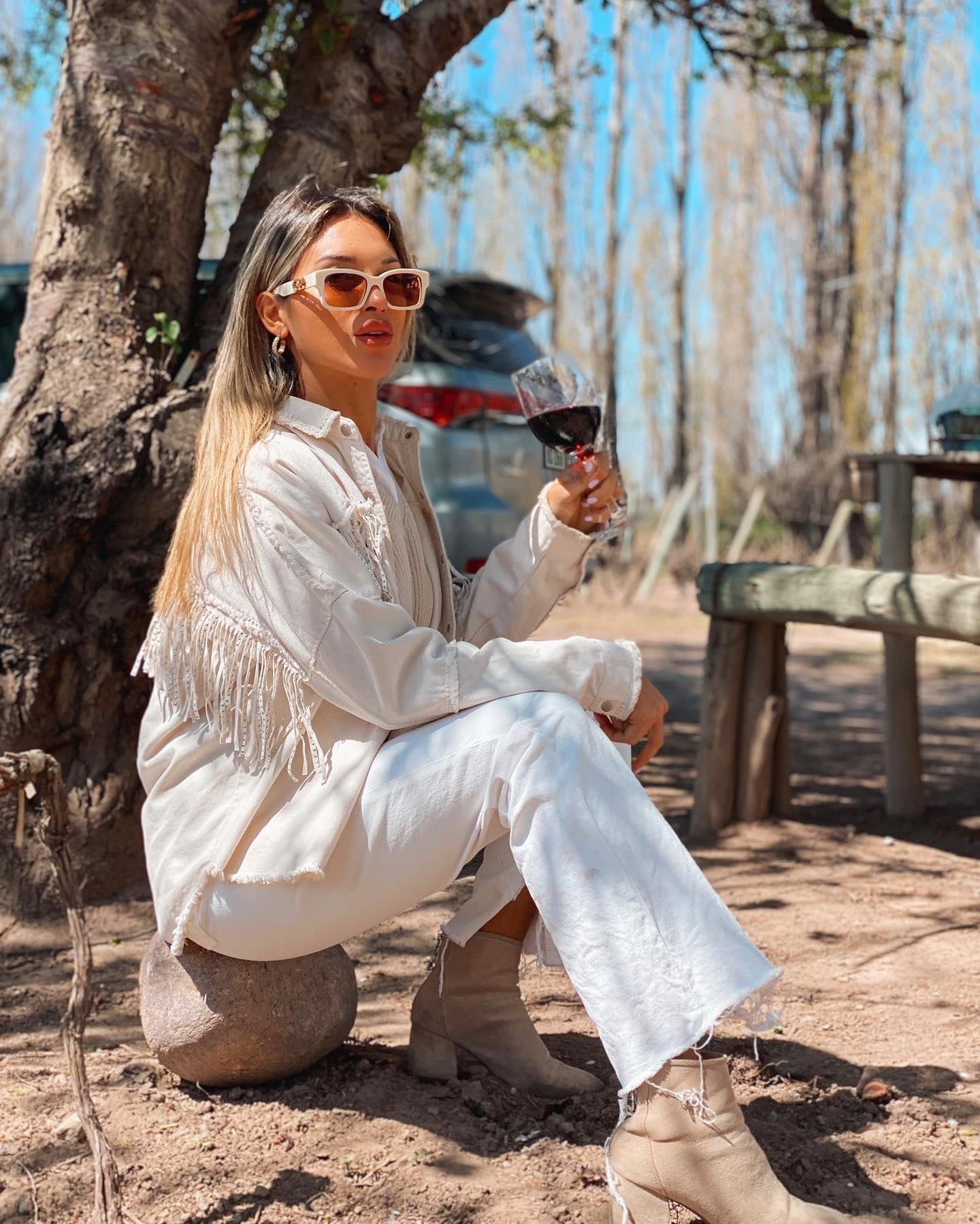 Agustina Gandolfo tomando vino en Mendoza