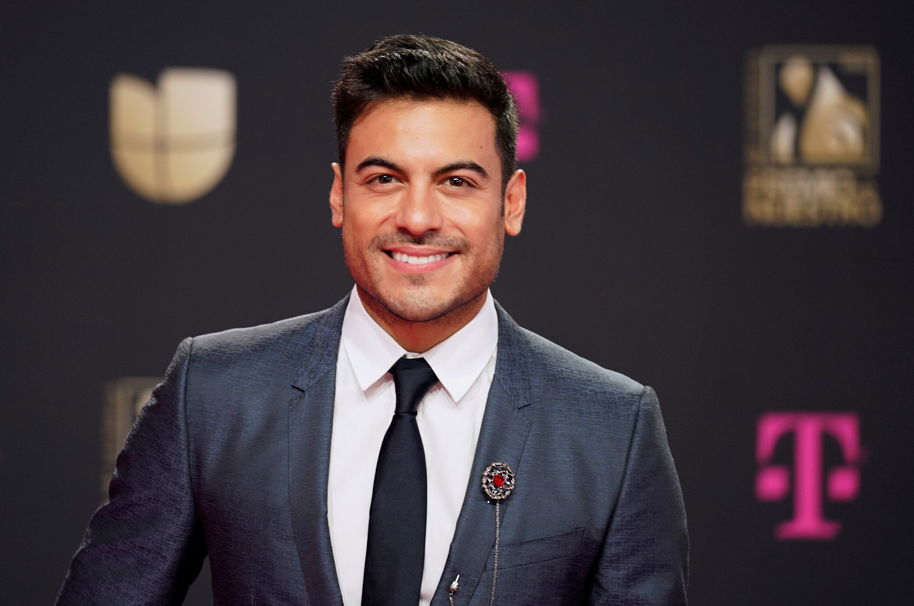 Carlos Rivera se dio un gran gusto al compartir un álbum con sus cantantes admirados. (AP)