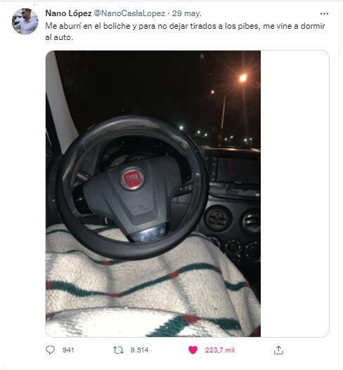 El joven subió una foto de él durmiendo en el auto y se volvió viral. Asegura que se aburrió del boliche.