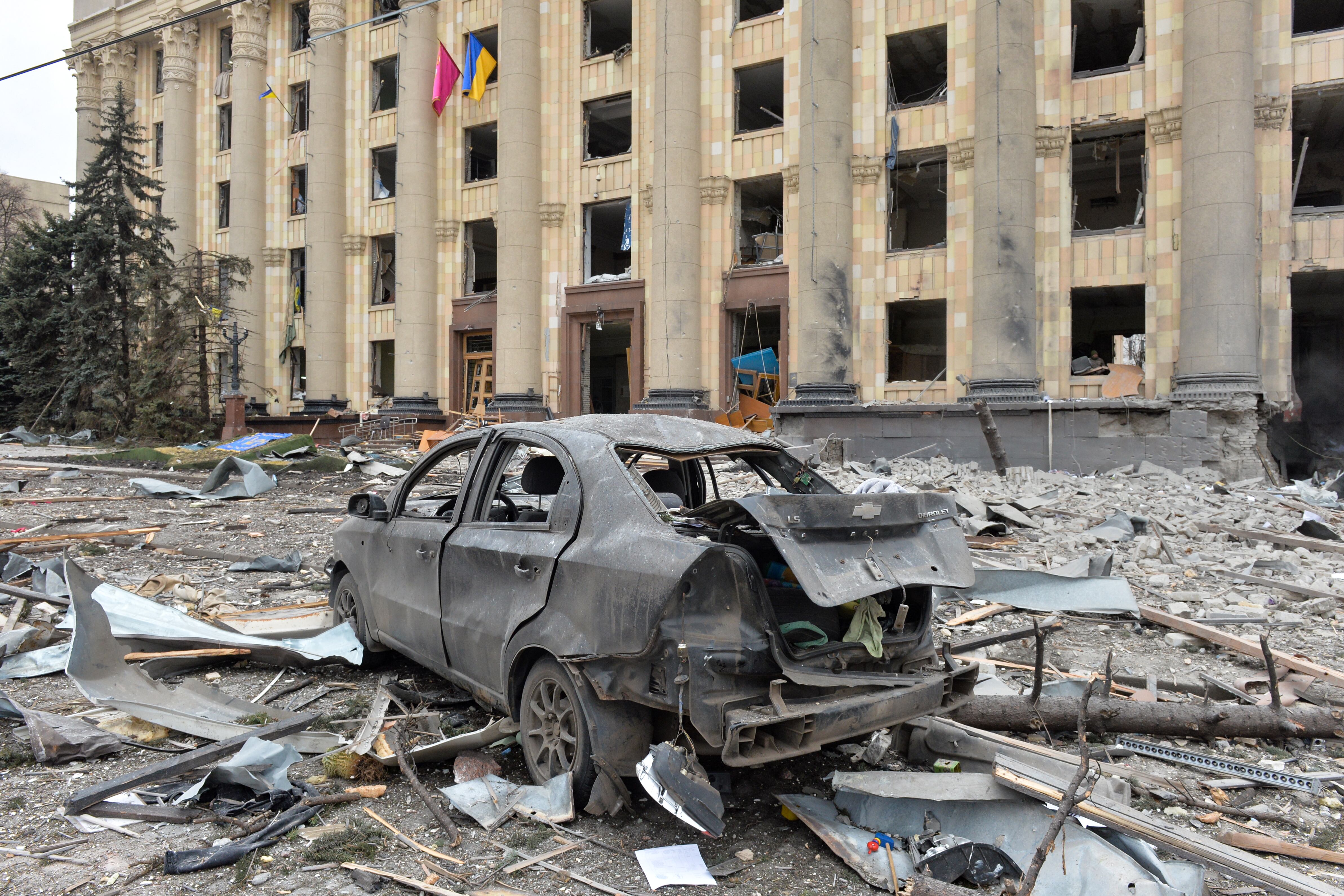 El Ejército ruso bombardeó el centro de Jarkov, segunda ciudad más poblada de Ucrania, y los proyectiles impactaron los edificios gubernamentales ubicados en la plaza principal, denunciaron las autoridades locales. (AFP/Télam)