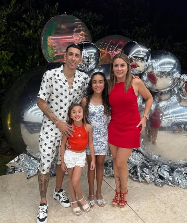 Ángel Di María junto a su familia.