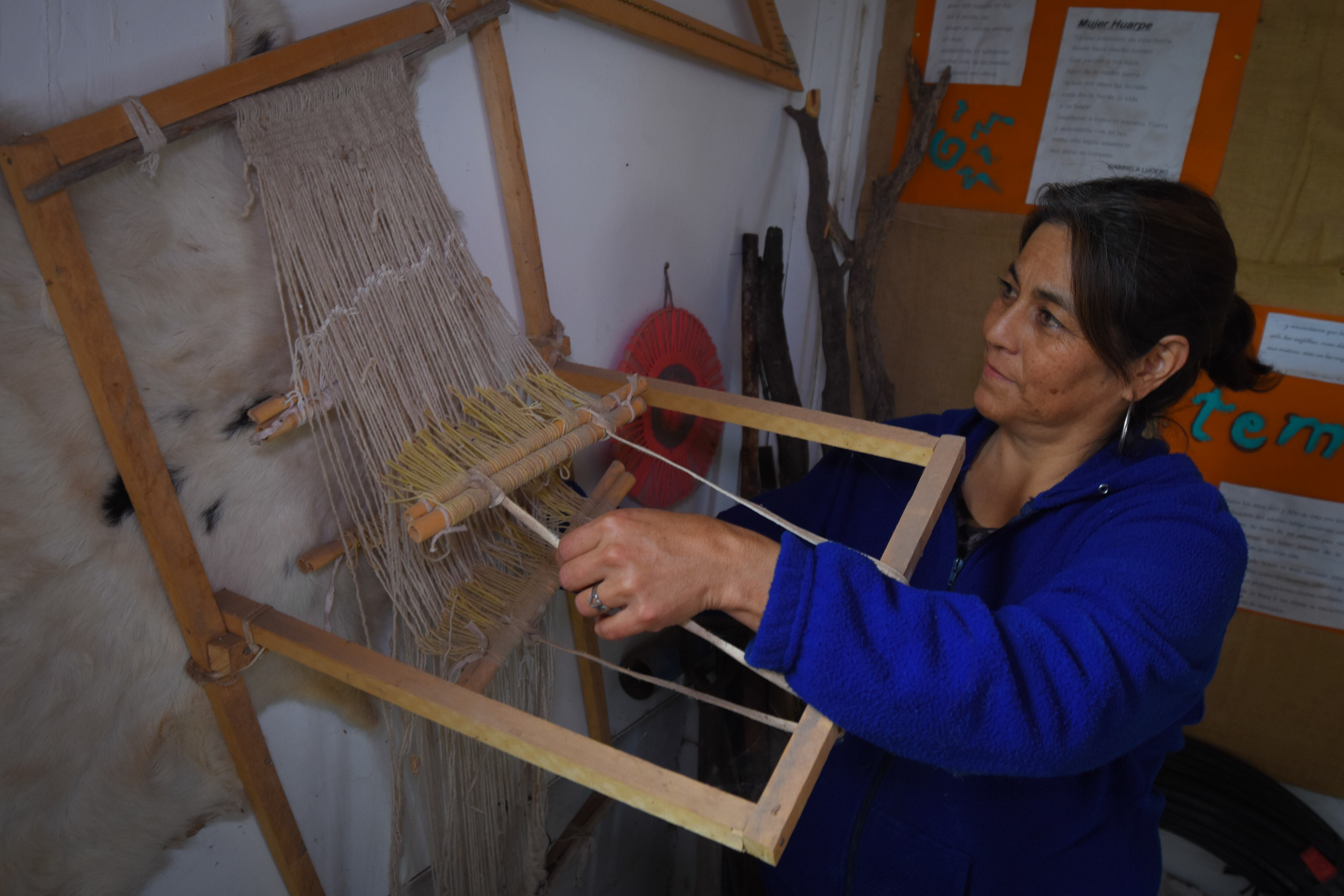 Marisa Mayorga sostiene un telar del Pueblo San José, a unos 80 kilómetros al Norte de la villa cabecera de Lavalle, y que tiene como escenario central una centenaria capilla de adobes.