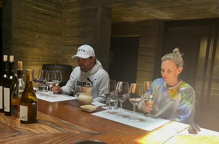 Bottas junto a su esposa degustaron vinos en Mendoza.