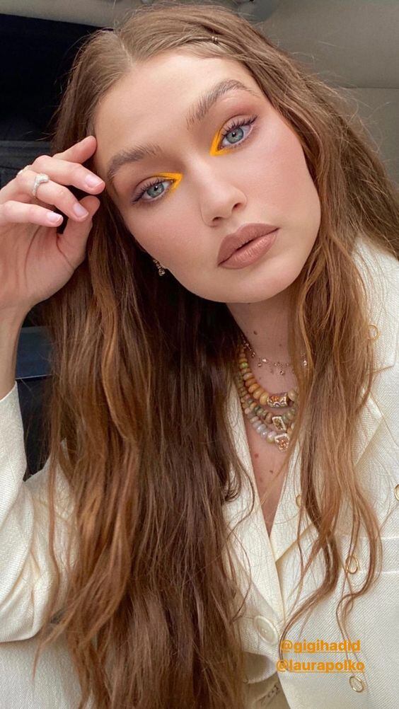 Gigi Hadid usando sombras anaranjadas en el lagrimal.