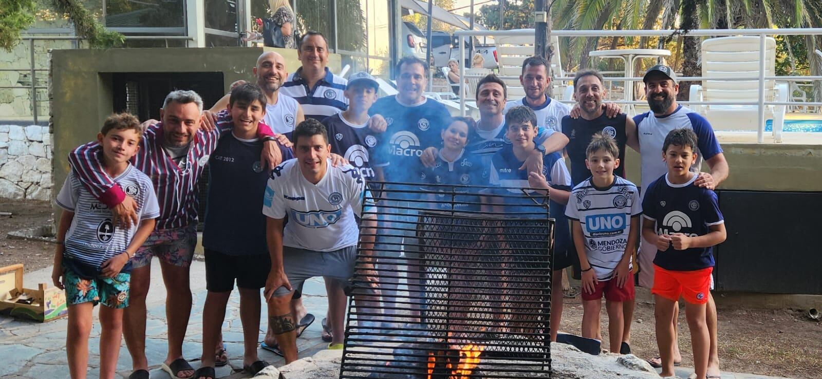 Un grupo de amigos, fanáticos de la Lepra integrado por Diego Pozzoli, Pablo Echegaray, Gonzalo Pozzoli, Ariel Rivero, Martín Arra, Diego Barriga y Gonzalo Laciar, viajaron junto a su hijos a alentar al Azul. / Gentileza.