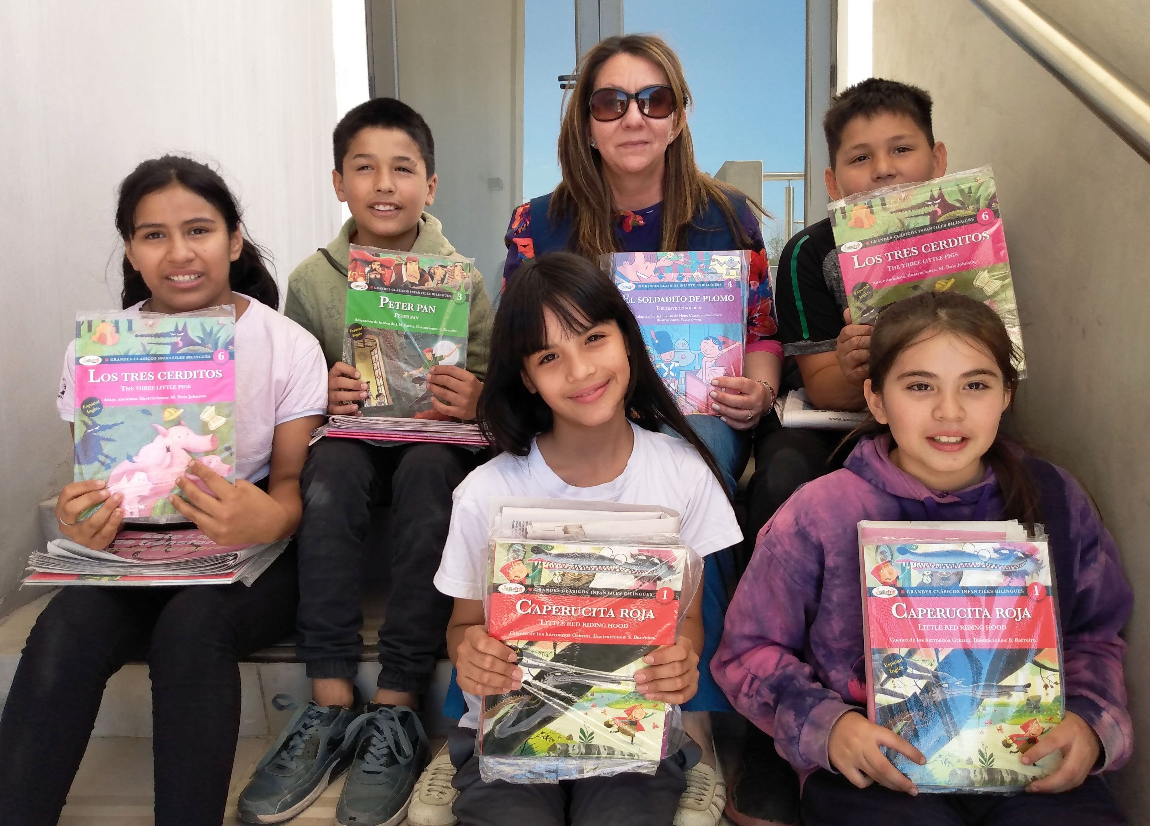 Ruth, Linda, Ada, Valentino y Benjamín, acompañados por su docente, Patricia Aguirre.