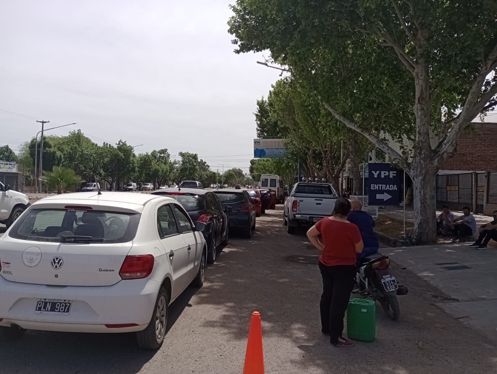 Filas en General Alvear para cargar combustible (Gentileza)