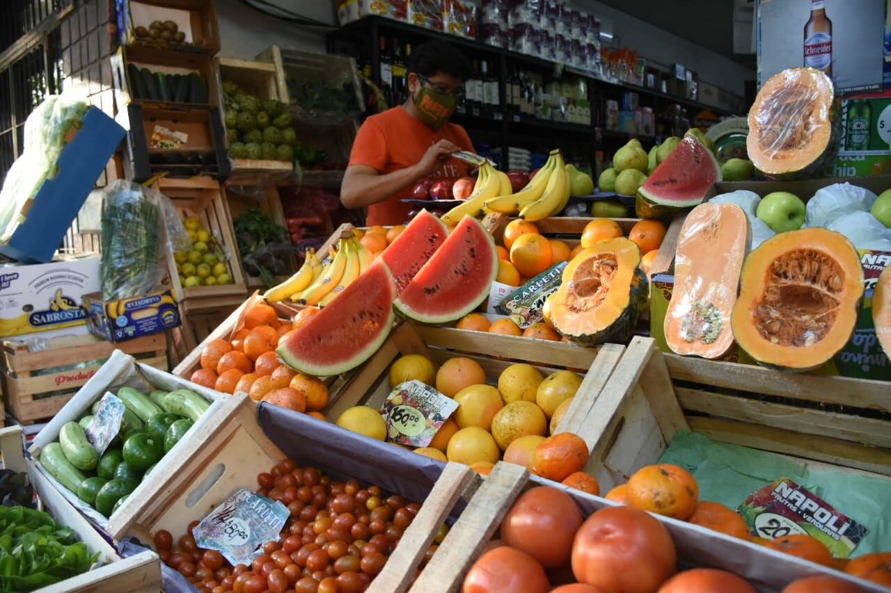 Invertir el dinero a corto plazo puede generar rendimientos que igualen gastos diarios, como compras en alimentos y bebidas. 