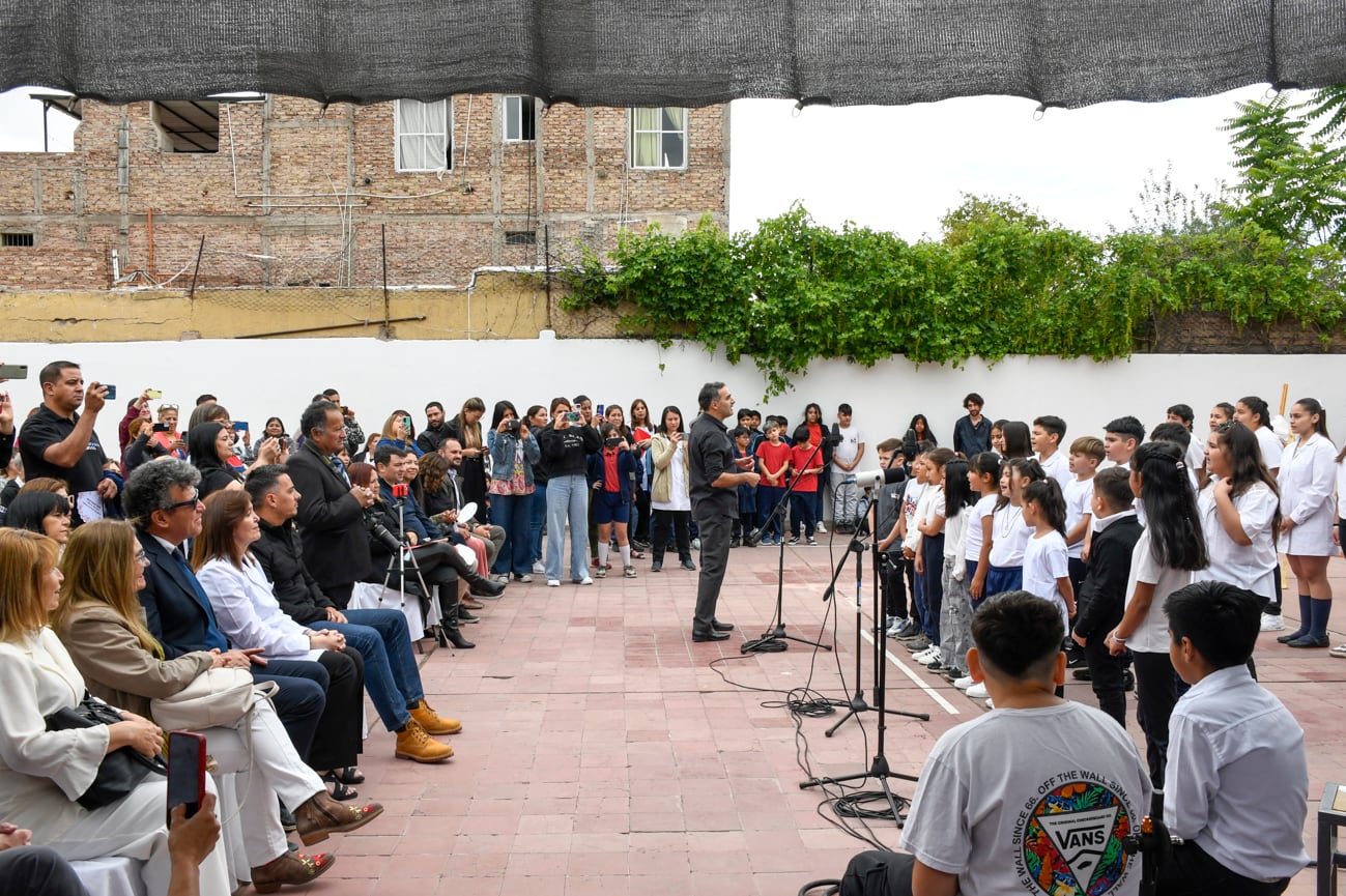 Alumnos de la escuela Sayanca interpretan Faro de esperanza bajo la batuta del profesor Rubén Carrión. Foto: Prensa de Guaymallén