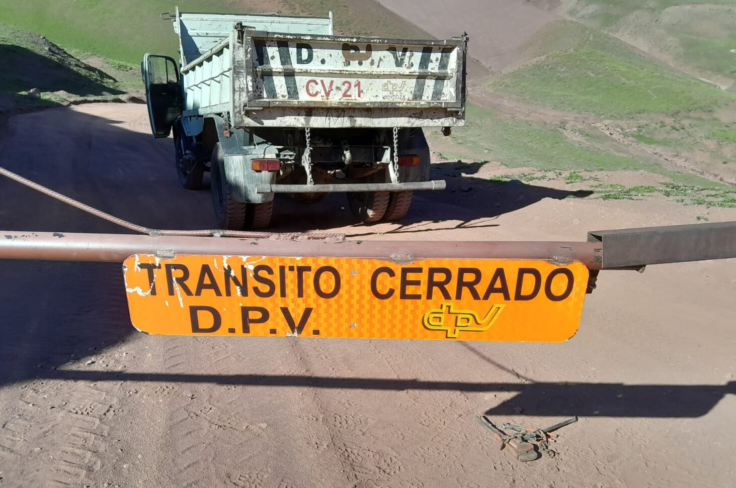 Debido a las nevadas y a las grandes formaciones de hielo en la época invernal, el camino queda inaccesible.  Foto Gentileza