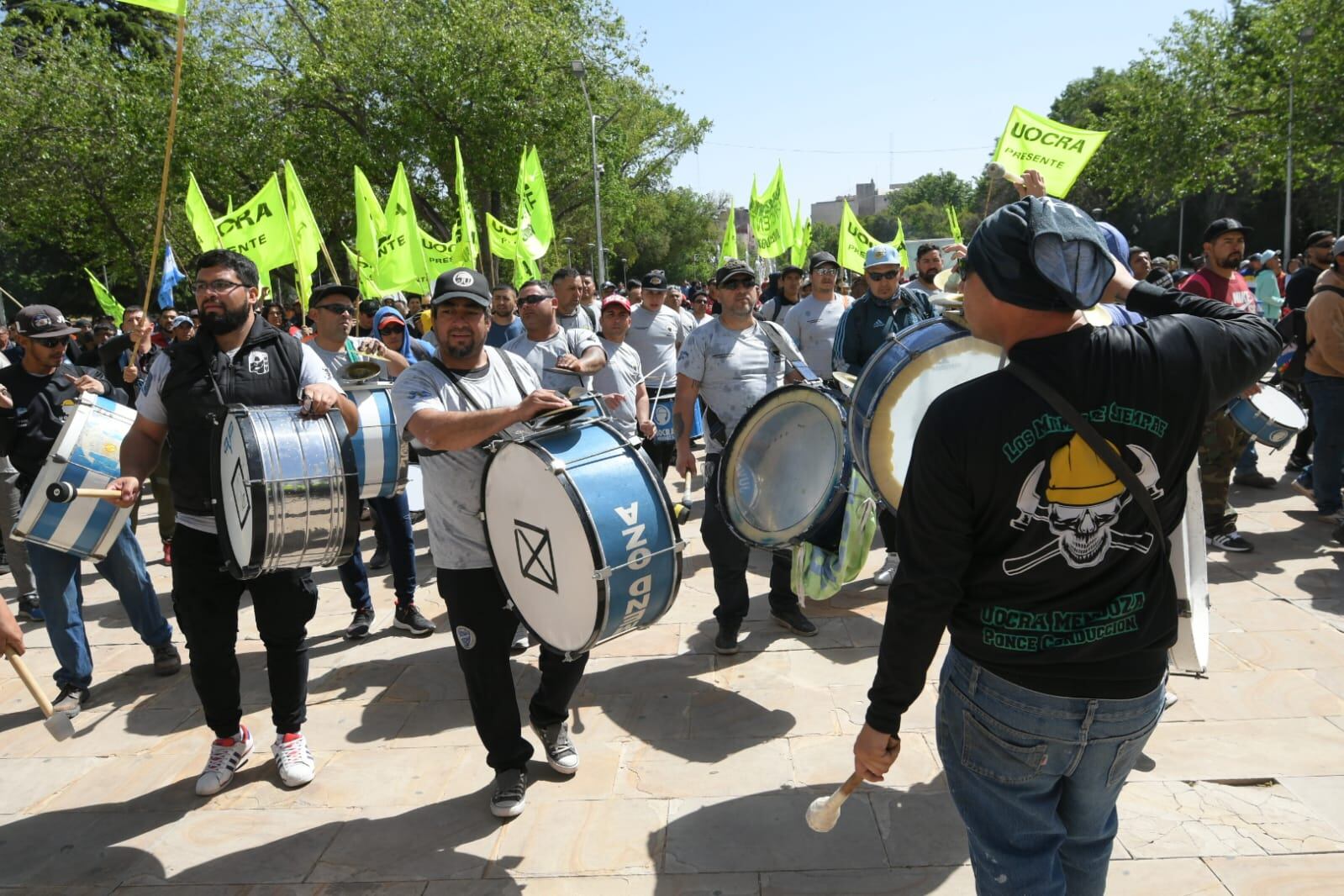 Manifestantes de la UOCRA en Casa de Gobierno. Foto: Ignacio Blanco / Los Andes