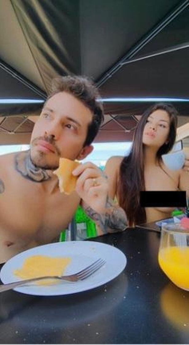 Una pareja de recién casados se fue de luna de miel a la ciudad nudista más grande del mundo.