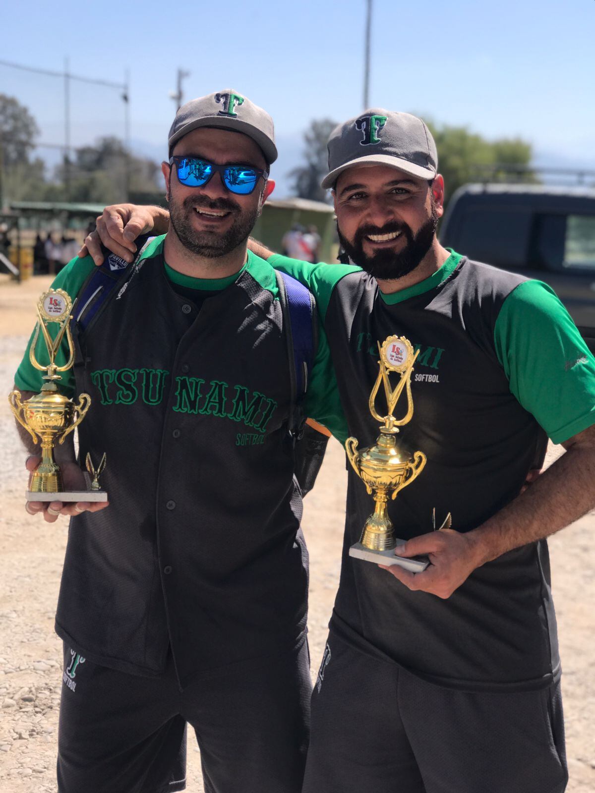 Diego Villa, premio a mayor impulsador de carreras, y Pablo Dávila, mejor bateador./Gentileza