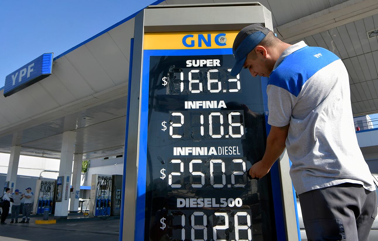 En los primeros días de enero, la petrolera estatal YPF aumentó los precios de sus combustibles.
 Foto:Orlando Pelichotti