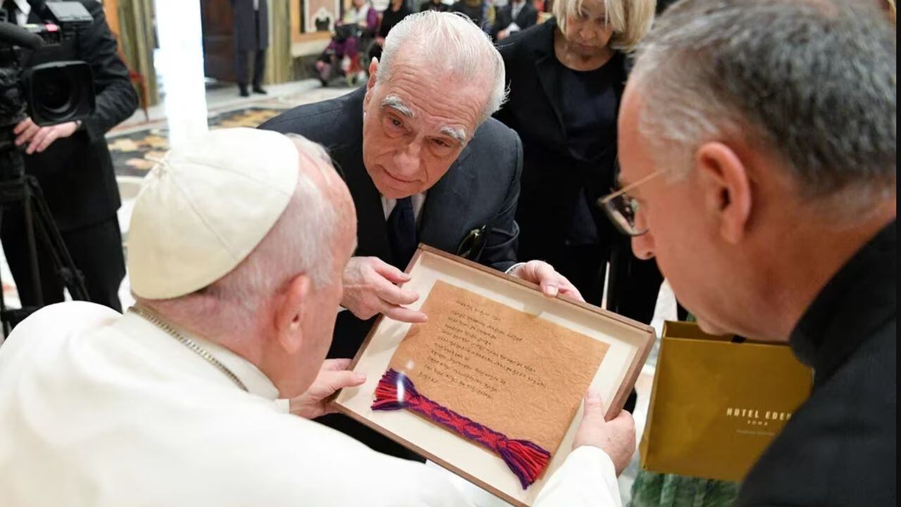 El Papa Francisco se reúne con el director Martin Scorsese y su esposa Helen Morris durante una conferencia promovida por La Civilta Cattolica y la Universidad de Georgetown en el Vaticano, 27 de mayo de 2023. / Foto: Gentileza