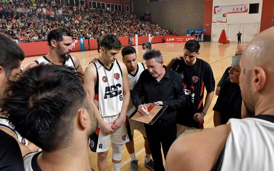 Final del certamen Clausura de Superliga, Atenas Sport Club vs. San José en el estadio Vicente Poliméni de Las Heras, el técnico de Atenas, conversa con los jugadores dándoles instrucciones. Foto Orlando  Pelichotti